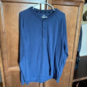 XL gap 3 button long sleeve ~ Like new